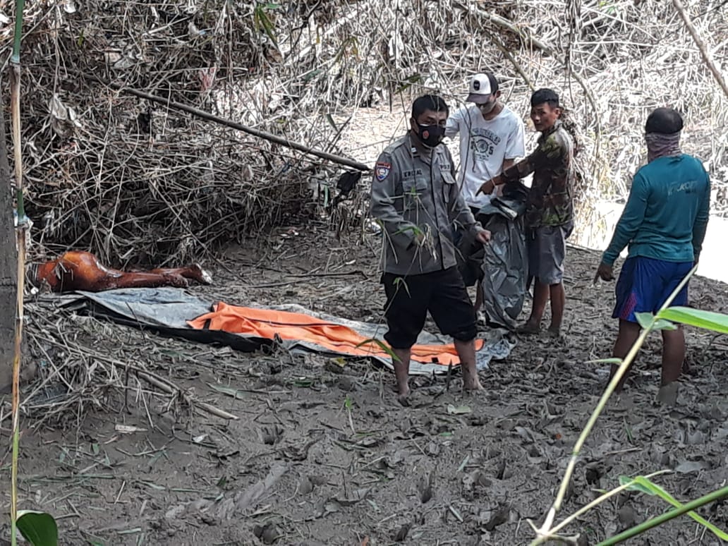 Warga Temukan Sosok Mayat Tanpa Identitas Tersangkut Pohon Di Sungai ...