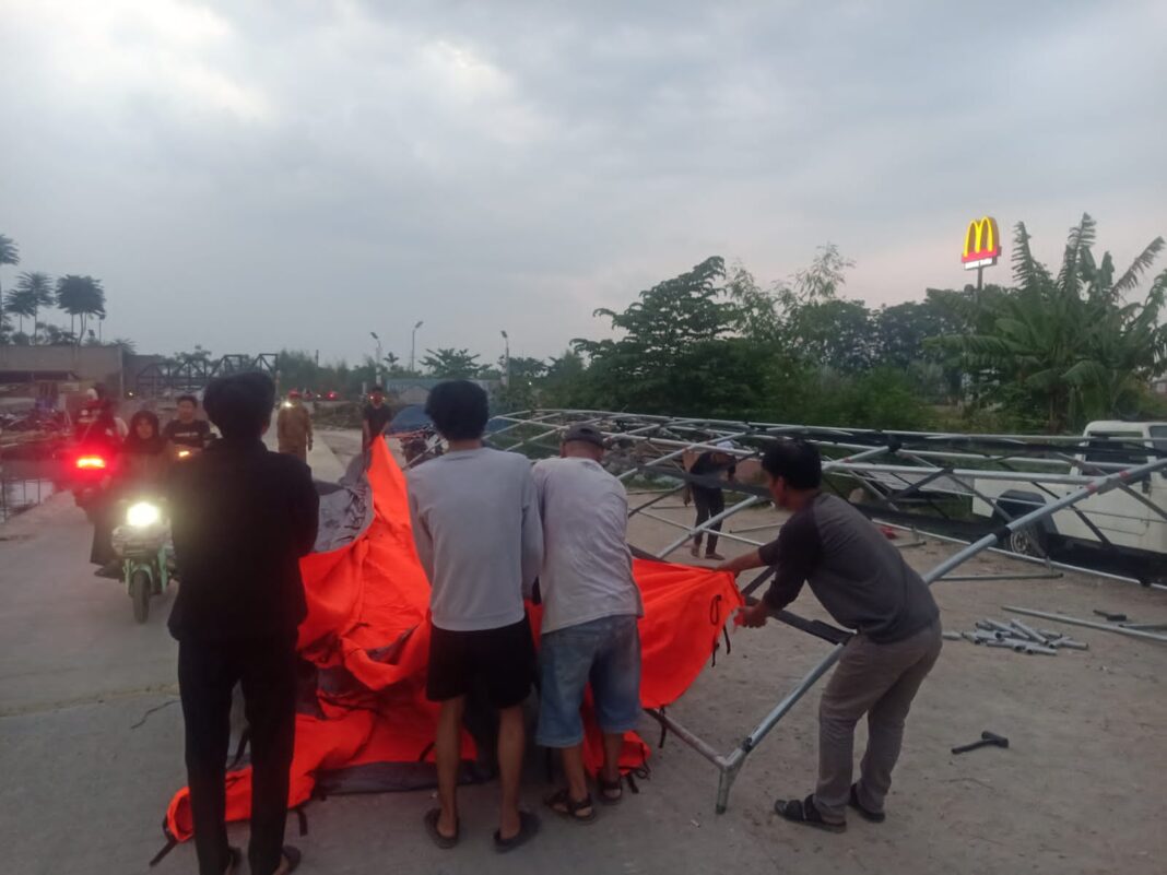 Warga Terpaksa Mengungsi, Wabup Bekasi Pastikan Tempat Tinggal Sementara Aman