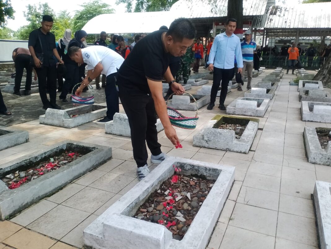 Suasana Khidmat Warnai Tabur Bunga Hari Pahlawan di Rawagede