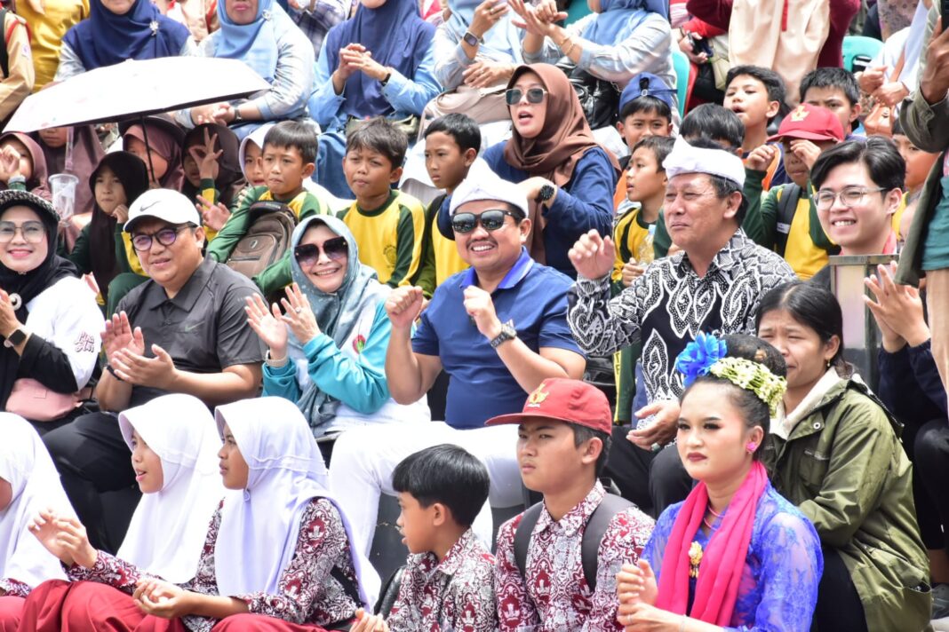 Beragam Penampilan Memukau Bupati Dony di Ekosistem Budaya Kasumedangan