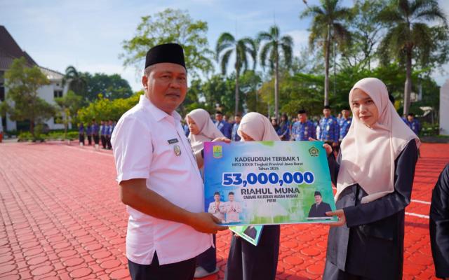 Apresiasi Tinggi, Wakil Bupati Karawang Serahkan ‘Kadeudeuh’ untuk Para Kafilah MTQH