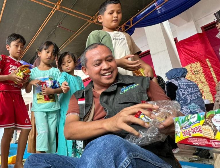 Hadir di Sumbar, Tri Adhianto Serahkan Bantuan sambil berkoordinasi dengan KDM