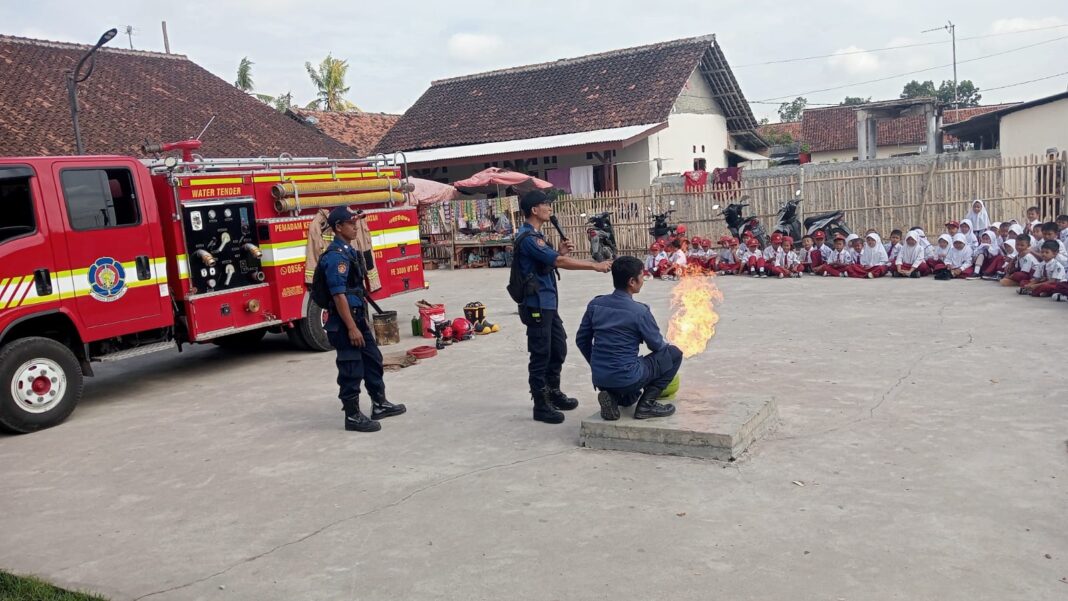 Edukasi Sejak Dini, SDN Makmurjaya 2 Gandeng Damkar Karawang Gelar Simulasi Penanganan Kebakaran