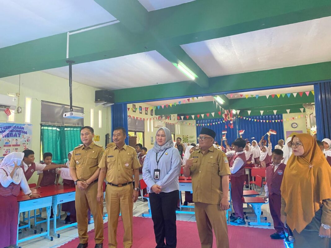 Pastikan Program Presiden Tepat Guna, Kejari Bekasi Tinjau Smartboard di Sekolah Dasar