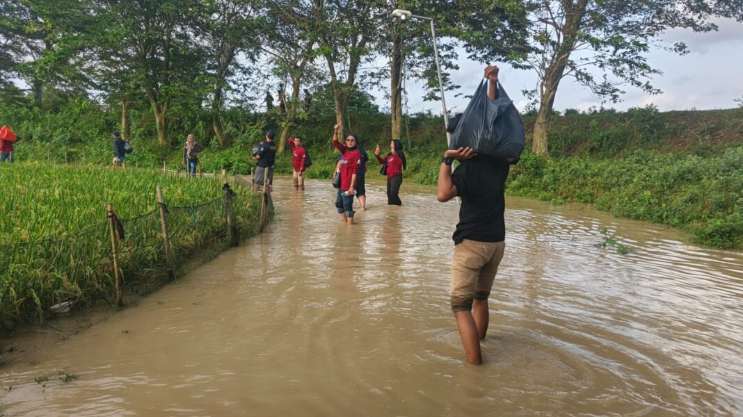 IWO Indonesia Peduli Tembus Wilayah Banjir Parungsari, Warga: Baru Kali Ini Wartawan Datang