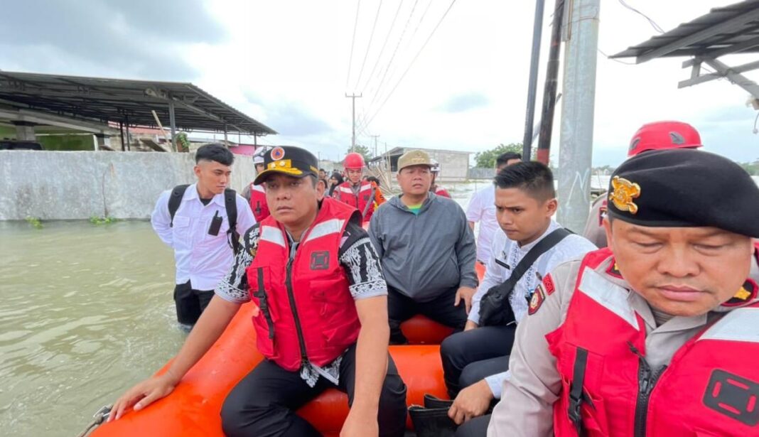 Tanggul Jebol, Plt Bupati Bekasi Evakuasi Warga Terdampak Banjir Tambun Utara