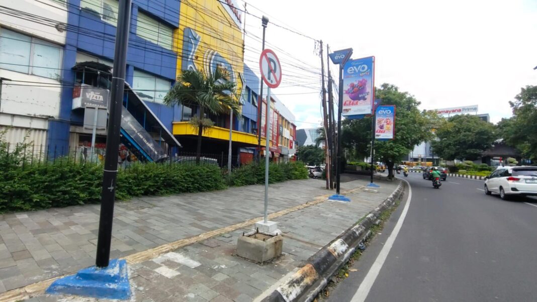 Tiang Reklame Hadang Jalur Disabilitas, Pemkab Karawang Didesak Bertindak Tegas