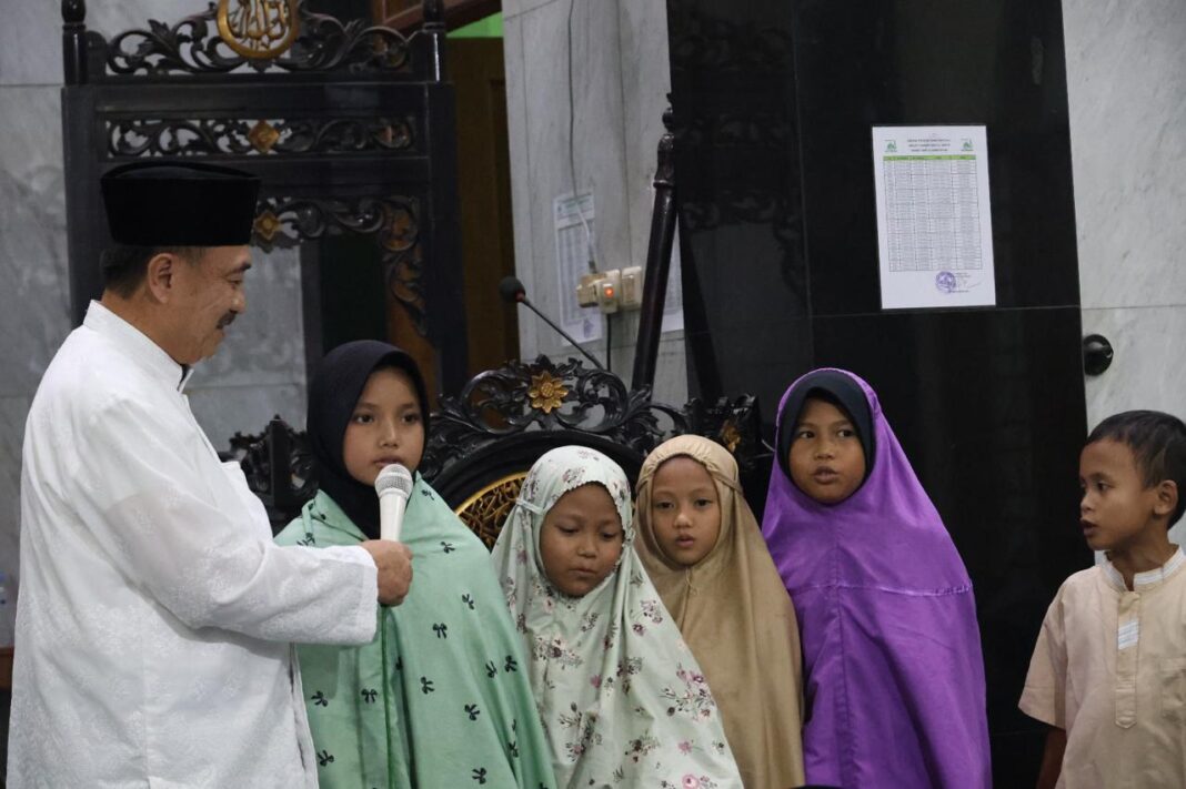 Momentum Tarawih Keliling, Wawali Harris Bobihoe Ajak Warga Makmurkan Masjid dan Jaga Generasi Muda