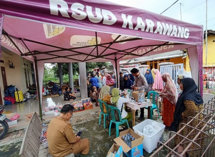 Peduli Korban Banjir, RSUD Karawang Berikan Pengobatan Gratis untuk Warga