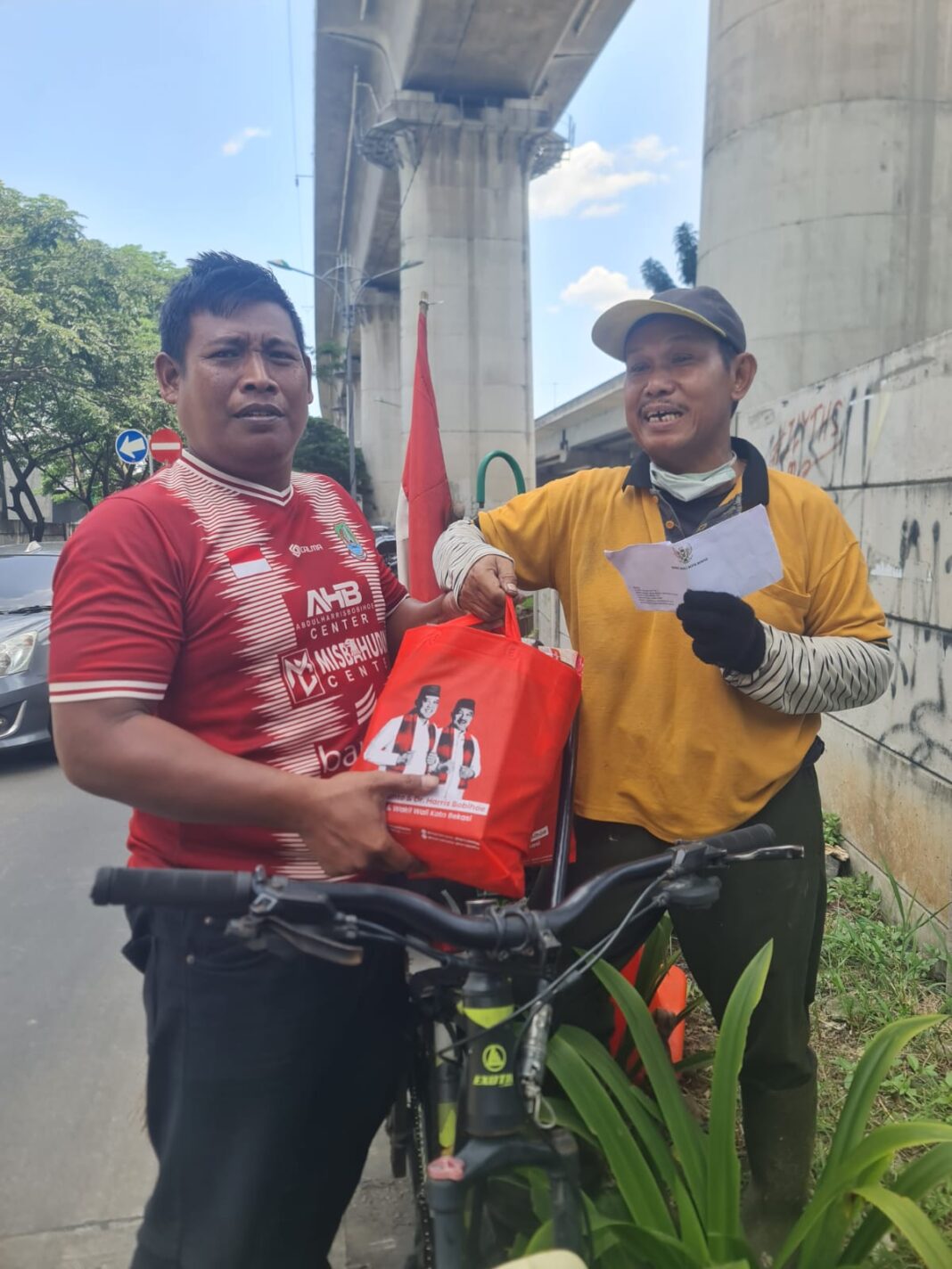 Pak Dahlan Pahlawan Kebersihan Cikunir Terima Bingkisan Lebaran