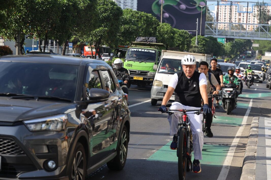 Naik Sepeda ke Kantor, Wali Kota Bekasi Awasi WFH dan Hemat Hingga Rp120 Juta