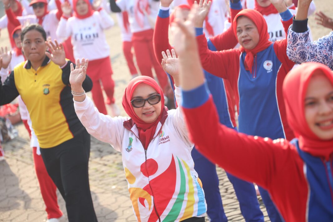 Ratusan Pegiat Senam Meriahkan Gebyar Senam Jantung Sehat di Alun-Alun Kota Bekasi