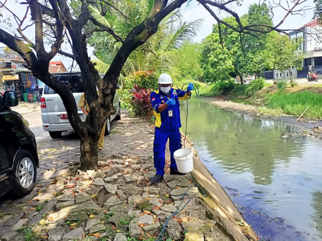 DLH Kota Bekasi Ambil Sampel Air Kali Rawalumbu Usai Laporan Dugaan Pencemaran