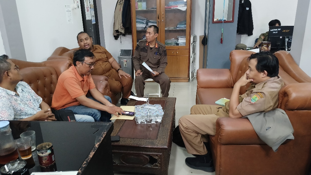 Awalnya Galak!! Mangkir dari Panggilan, Proyek Resto Bakso Lapangan Tembak Dihentikan Paksa Satpol PP Karawang