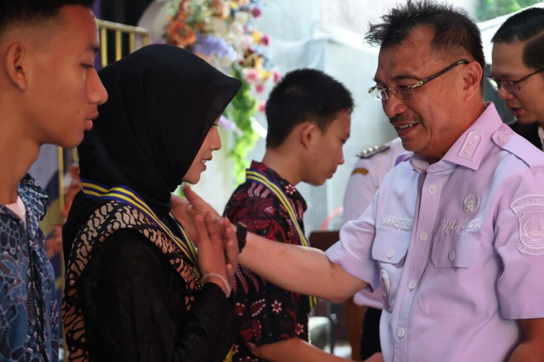 Pesan Plh Wali Kota Harris Bobihoe Kepada Lulusan SMPN 35 Kota Bekasi
