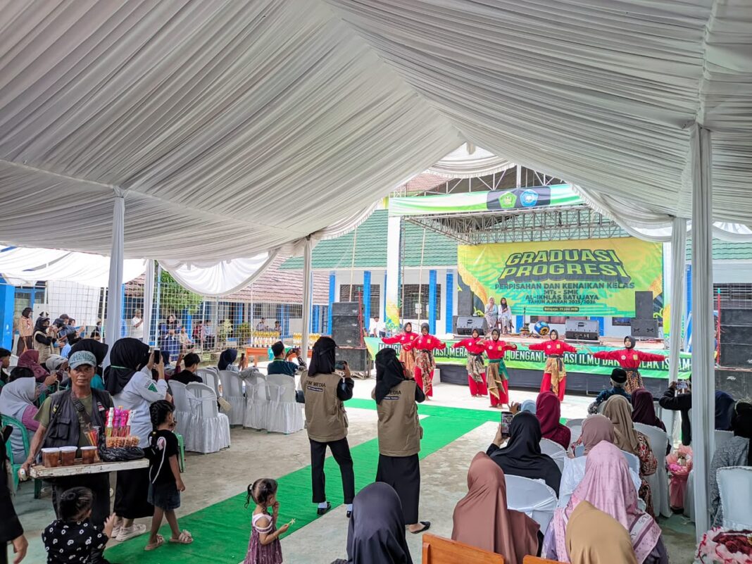 Pelepasan dan Kenaikan Kelas Siswa-Siswi MTs dan SMK Al-Ikhlas Batujaya Berlangsung Meriah serta Penuh Haru