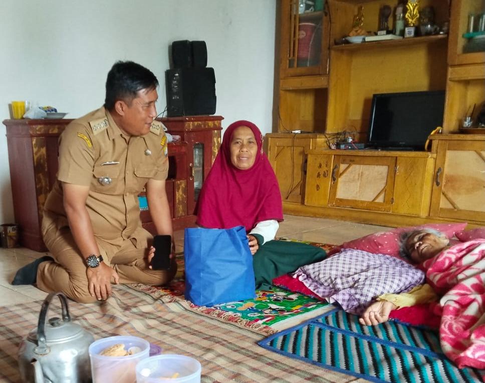 Camat Rancakalong Santuni Nenek Lansia Pasca Ditemukan