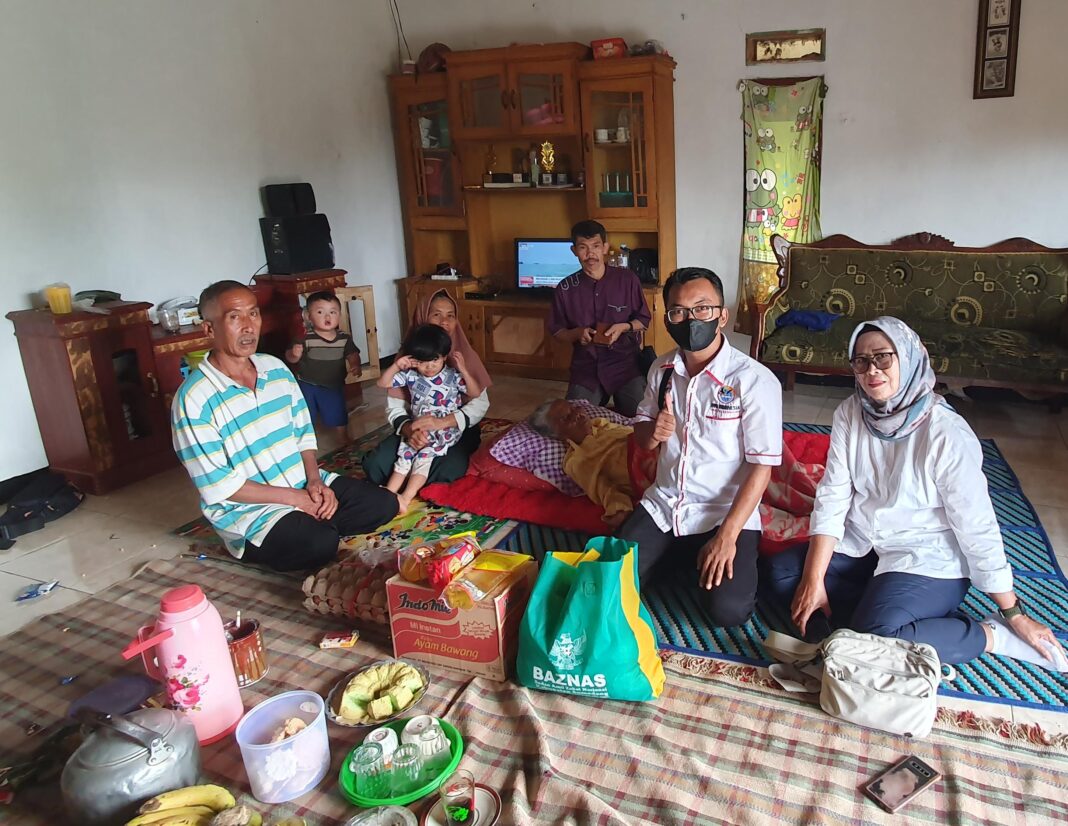 Sinergi IWO Indonesia Kab Sumedang dan BAZNAS, Salurkan Sembako untuk Nenek Lansia yang Sempat Hilang