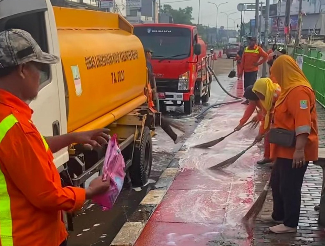 DLH Kabupaten Bekasi Bersihkan Trotoar Pasar Ramayana Cikarang dari Sisa Aktivitas Pedagang