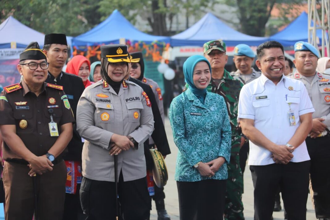 Tinjau Bazar Hari Bhayangkara, Plt Ketua TP PKK Bekasi Apresiasi Kreativitas UMKM