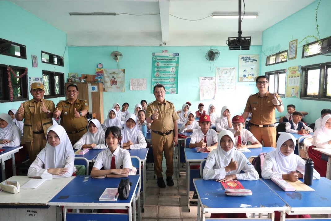 Wakil Wali Kota Bekasi Tinjau Hari Pertama Masuk Sekolah, Pastikan Kesiapan SMP Negeri Sambut Tahun Ajaran Baru 2026