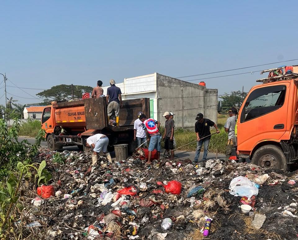 DLH Kabupaten Bekasi Kerahkan Lima Armada Bersihkan Sampah Liar di Sukawangi dan Tambelang