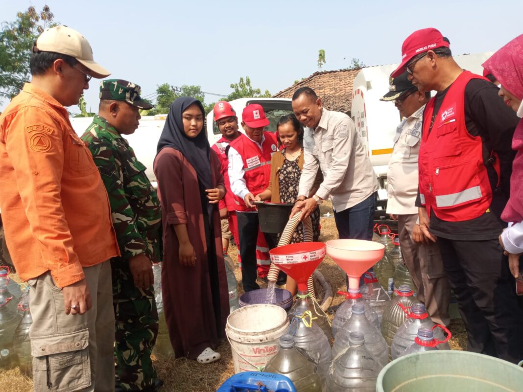 Pemkab Bekasi Salurkan 20.000 Liter Air Bersih untuk Warga Terdampak Kekeringan di Cibarusah