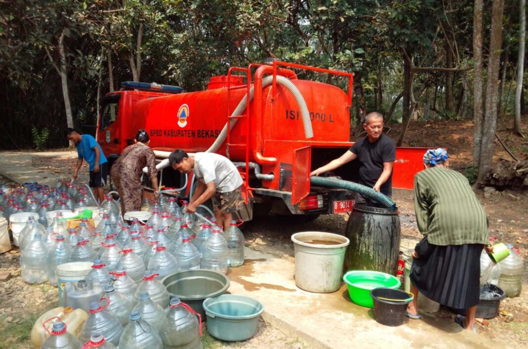 Pemkab Bekasi Salurkan Lebih dari 1 Juta Liter Air Bersih untuk Warga Terdampak Kekeringan