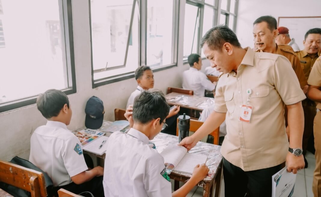 Bupati Karawang Aep Syaepuloh Bagikan Modul Pembelajaran Gratis untuk Siswa SD-SMP