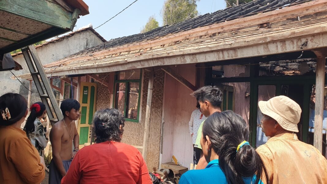 Diduga Akibat Korsleting Listrik, Rumah Warga Hangus Terbakar Di Desa Cibunar