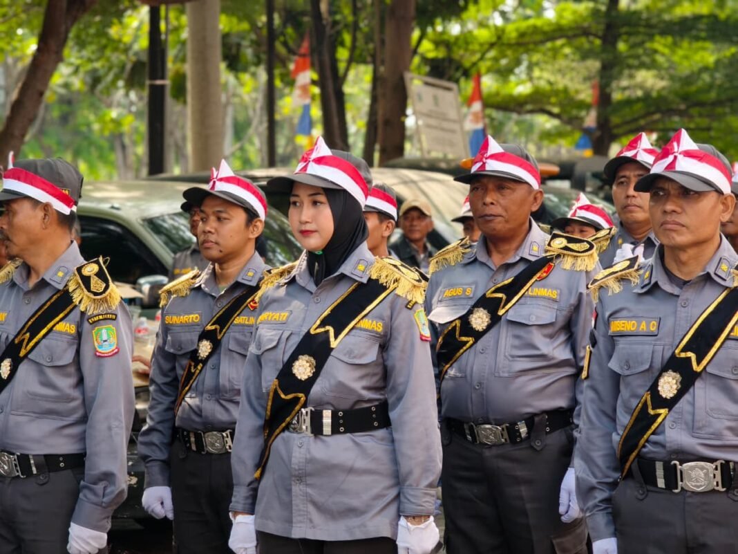 SATLINMAS KOTA BEKASI TAMPILKAN KEKOMPAKAN MELALUI LOMBA PERATURAN BARIS BERBARIS