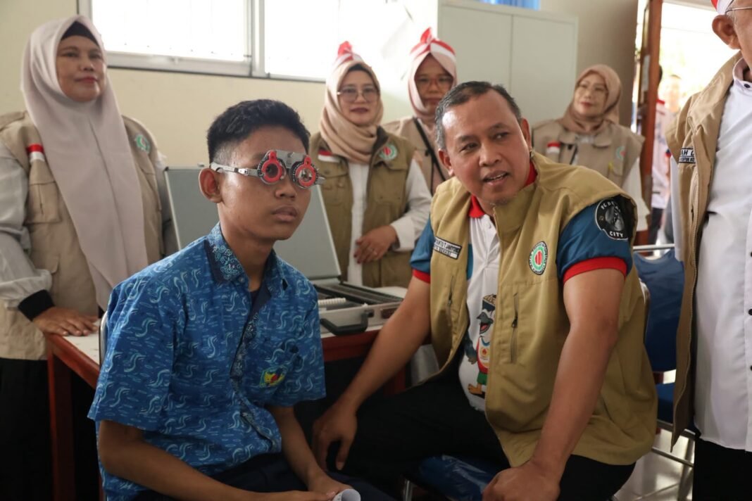 Wali Kota Bekasi dan IROPIN Gelar Bakti Sosial Mata, 300 Kacamata Dibagikan untuk Siswa SMPN 54