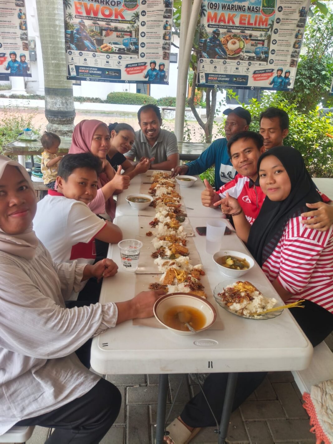 HUT RI Ke-81, Pedagang Kantin Pemda Karawang Makan Nasi Liwet Bersama