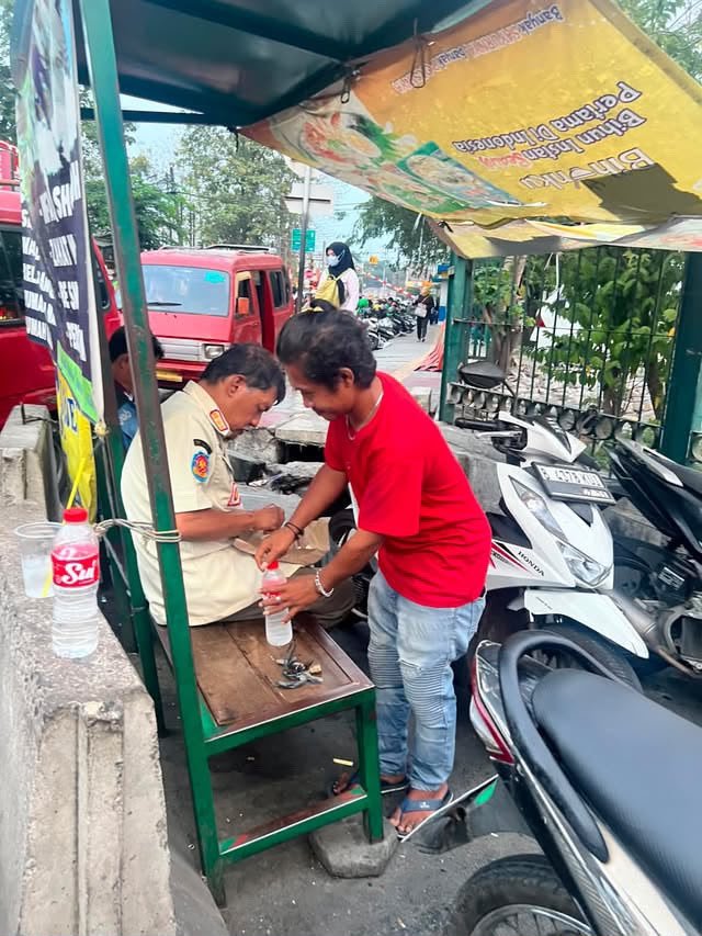 Satpol PP Kota Bekasi Tangani Anggota Lansia yang Sakit dan Linglung di Stasiun Bekasi