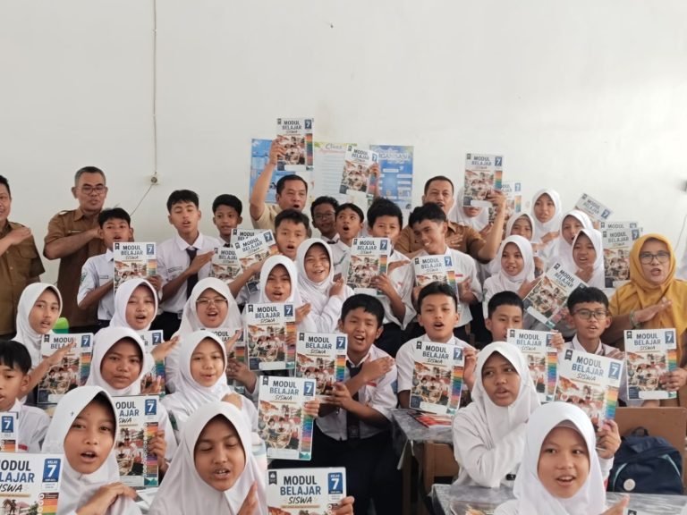 Pemkab Karawang Bagikan Modul Belajar Gratis untuk Siswa SD dan SMP, Ringankan Beban Orang Tua