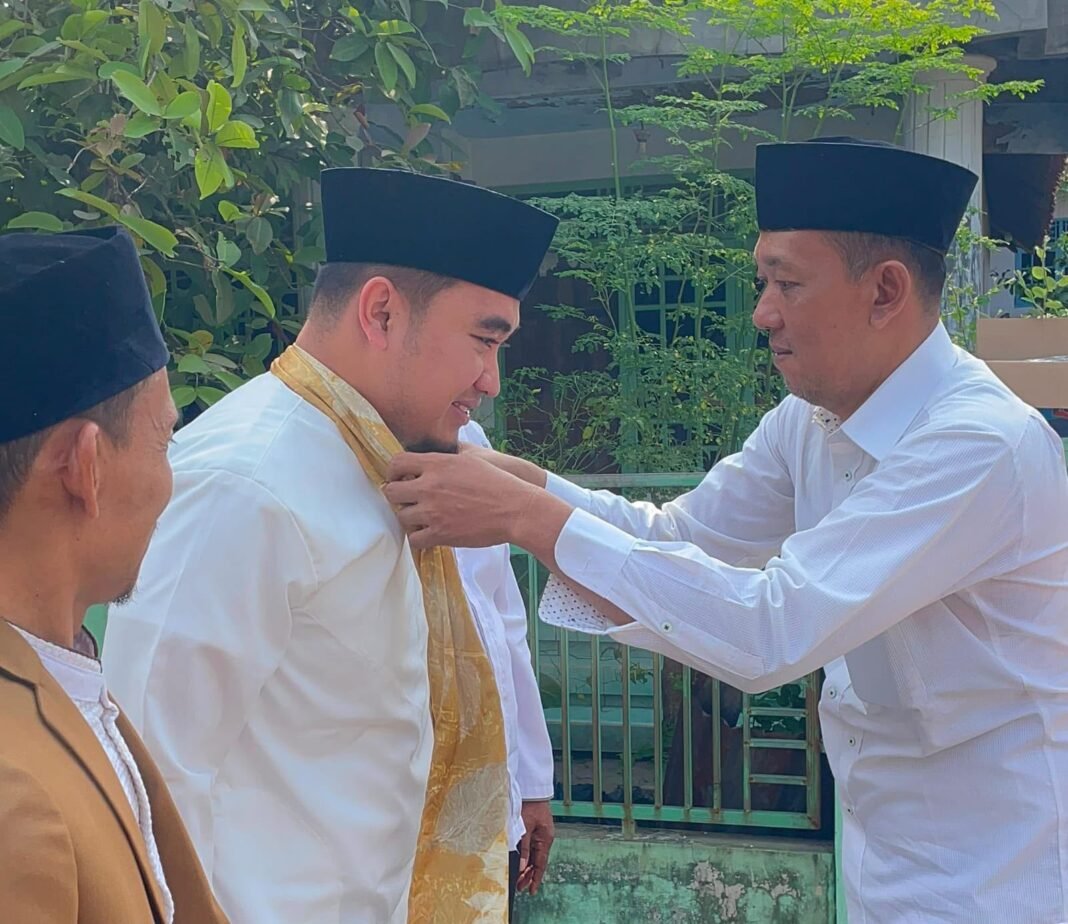Wali Kota Cilegon Robinsar Terima Slempang Kehormatan Saat Hadiri Maulid Nabi di Kapudenok Julalen