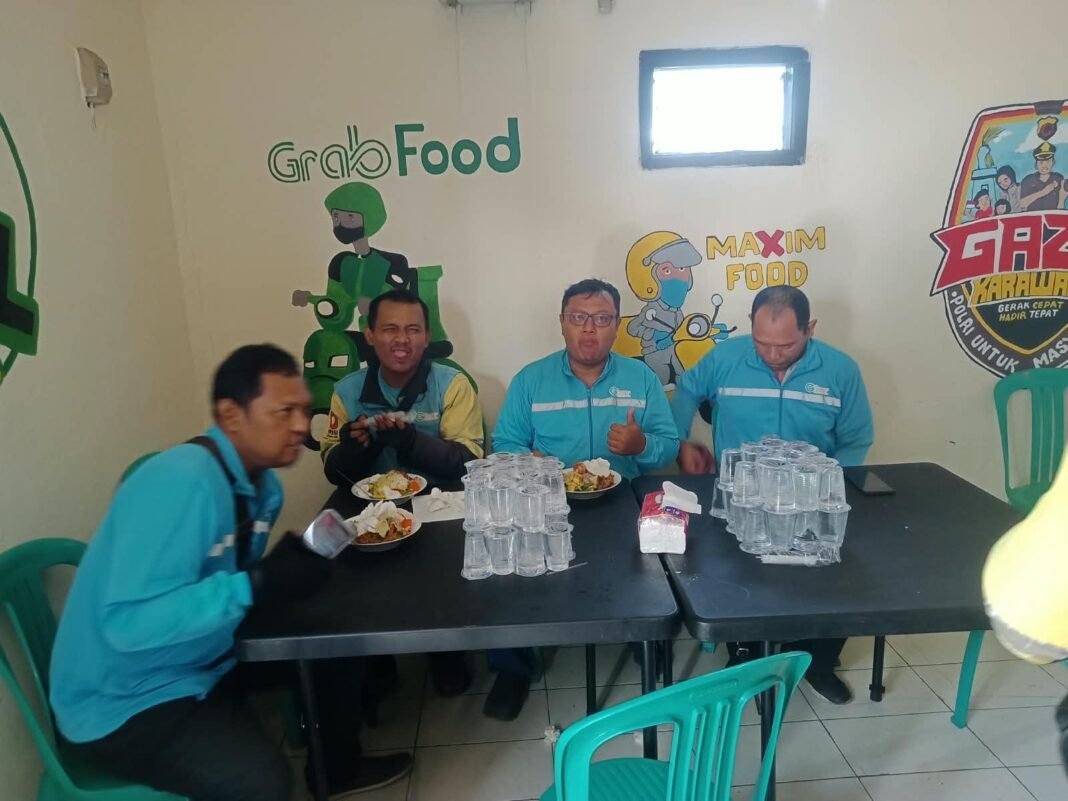 Driver GOKAR Ramaikan Warung Ojol Polresta Karawang, Santap Siang Gratis