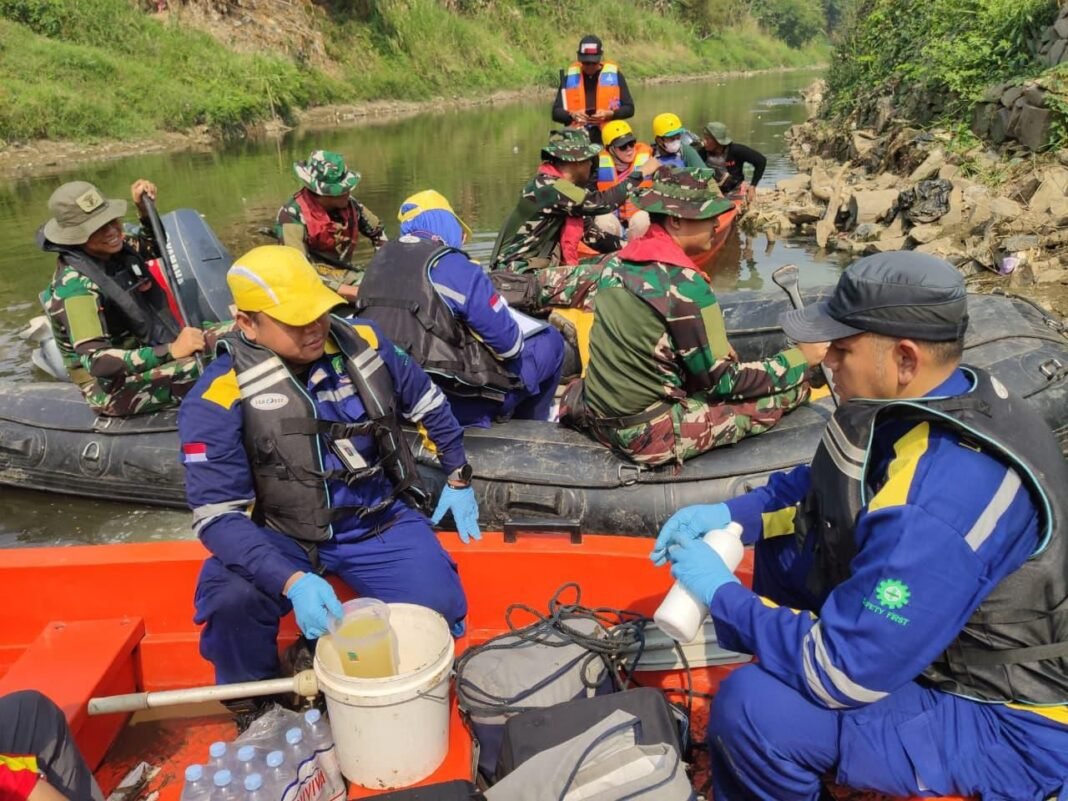 DLH Kota Bekasi Gandeng KP2C dan Tim Marinir TNI AL Susur DAS Kali Bekasi