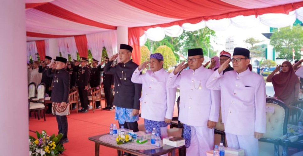 Wabup Karawang Pimpin Upacara Penurunan Bendera HUT ke-81 RI di Lapangan Karangpawitan