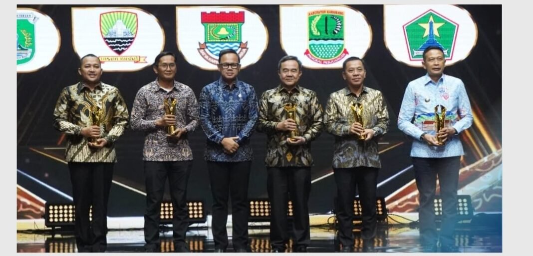 Bupati Karawang Raih Penghargaan Pelayanan Publik Bidang Pendidikan di Pemimpin Daerah Award 2026