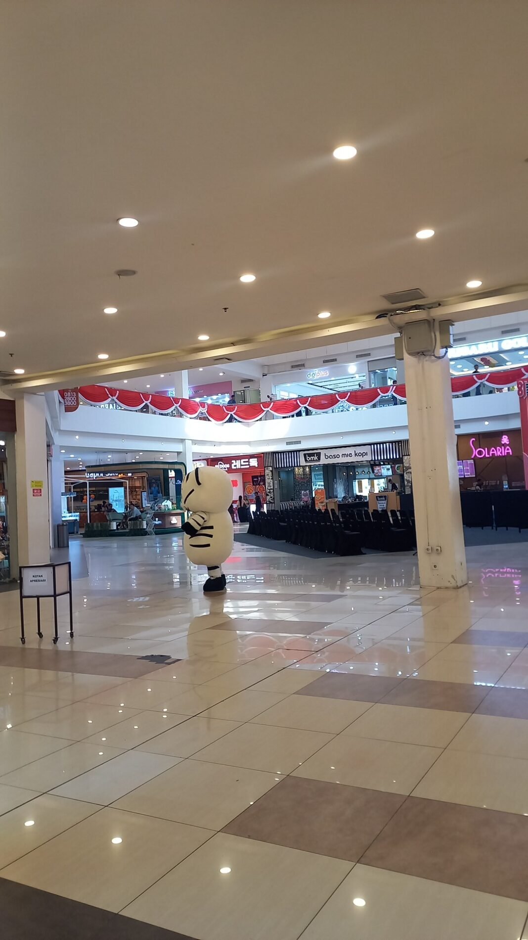 Suasana KCP Mall Karawang Sepi Saat Weekday, Sejumlah Area Terlihat Lengang