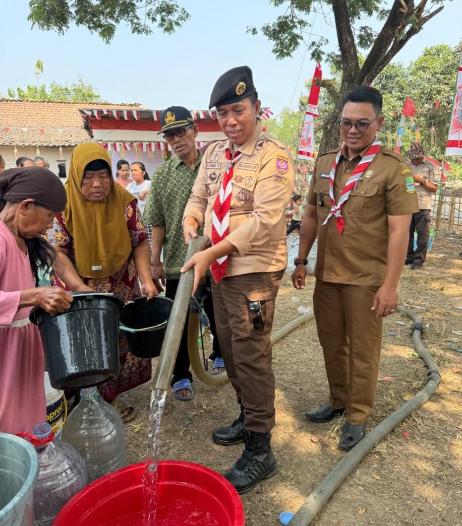 Kwarcab Pramuka Kabupaten Bekasi Salurkan 32.000 Liter Air Bersih untuk Warga Terdampak Kekeringan