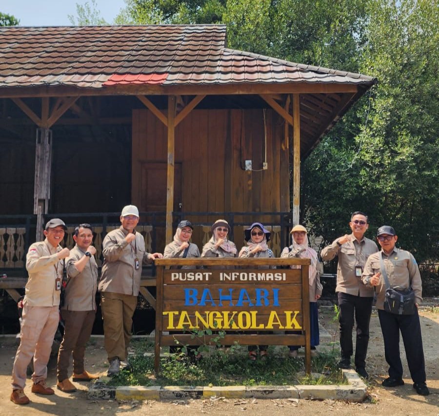 Fakultas Farmasi UBP Karawang Tanam Mangrove di Pantai Tanjungpakis