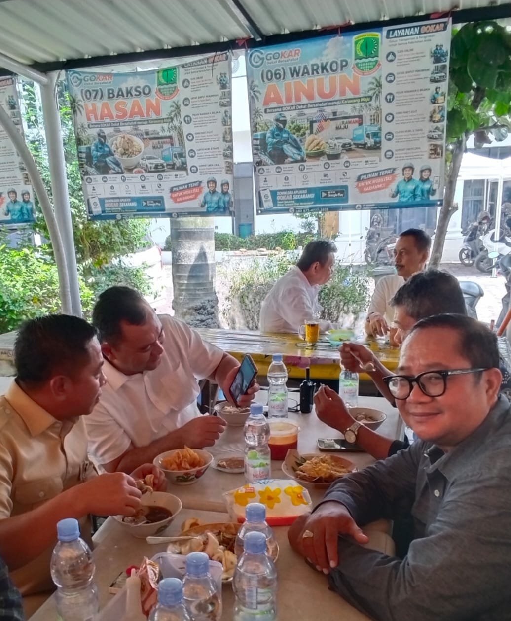 Usai Acara di Aula Husni Hamid, Bupati Aep Ajak Warga dan Wartawan Makan Bersama di Kantin Pemda Karawang