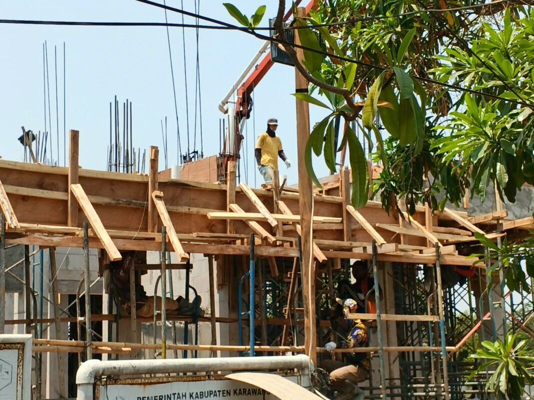 Proyek 5,6 Miliar Puskesmas Kotabaru Diduga Abai K3 , PPK Bela Pelaksana Berdalih Cuma Tukang Pompa