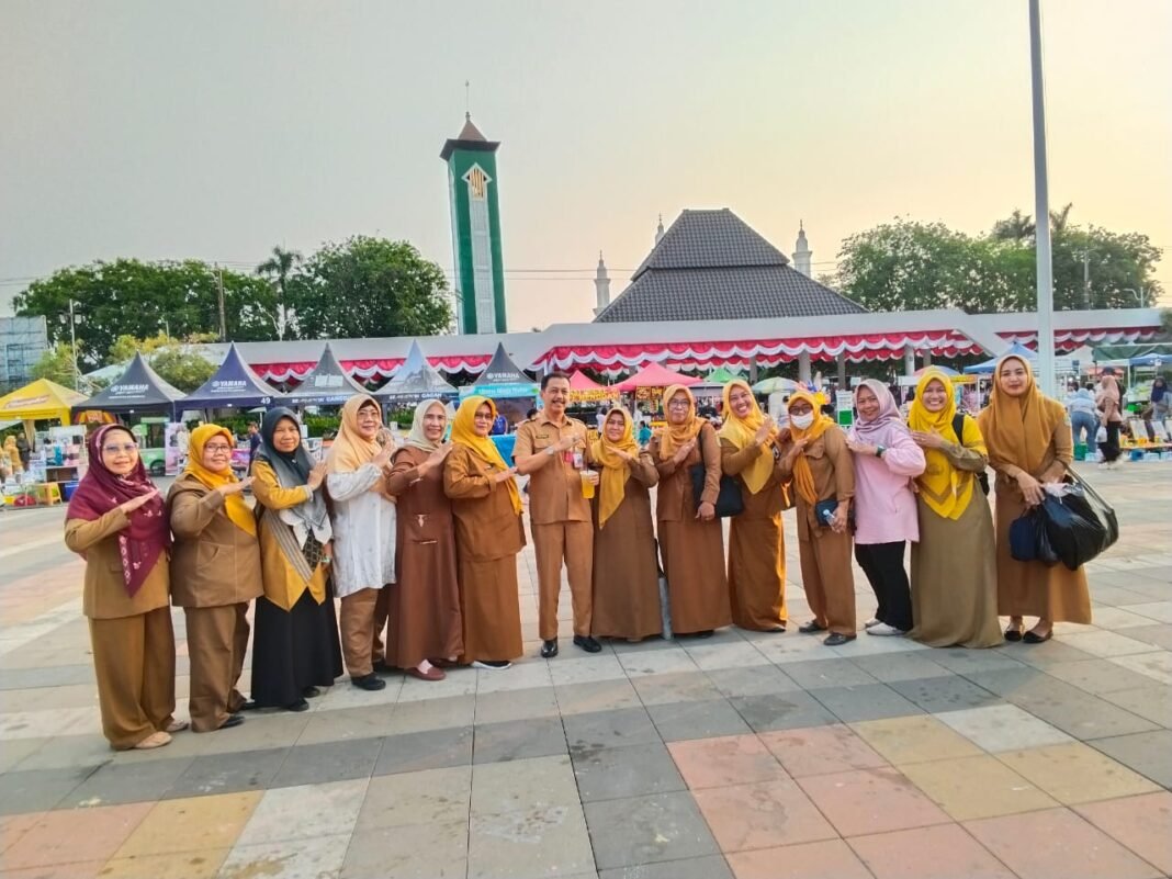Selepas Jam Kerja, Kadisdikbud Karawang Bersama Jajaran Meriahkan Bazar Motekar Preneur 2026