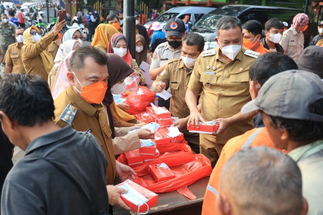 Peduli Warga di Tengah Erupsi Anak Krakatau, Wali Kota Bekasi Sisipkan Masker dalam Selasa Ceria