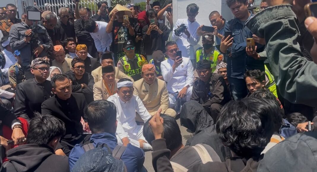 HUT Karawang ke-393, Demo Jalan Badami-Loji Pecah ,KDM dan Bupati Aep Bersila Ditengah Terik Bersama Massa Aksi