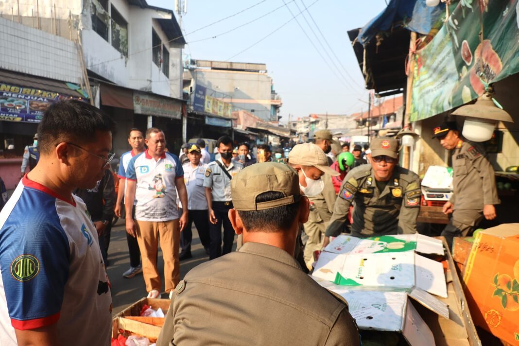 Tri Adhianto : Trotoar Untuk Pejalan Kaki, PKL Berdagang di Tempat yang telah di sediakan.