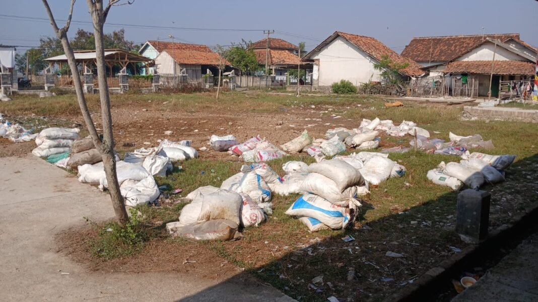 Orang Tuanya Kritisi Pungutan Rp20 Ribu dan 6 Sak Tanah, Kepsek dan Komite Meradang!!, Siswa Kelas 6 SDN Tambak Sumur IV Terpaksa Pindah Sekolah